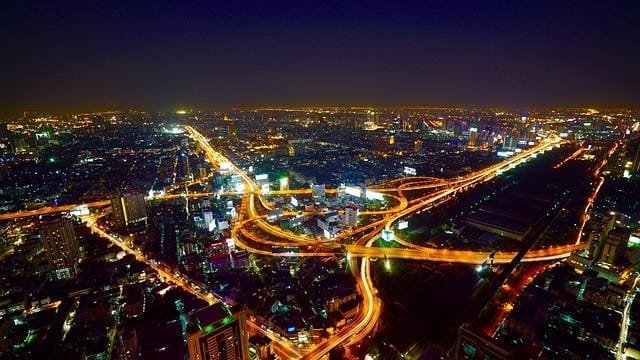 2) בנגקוק – עיר שוקקת חיים שבה תוכלו לחוות תרבות עשירה, דוכני אוכל רחוב מדהימים ומקדשים מרהיבים. אל תשכחו לבקר בארמון המלך ובמקדש ואט פו